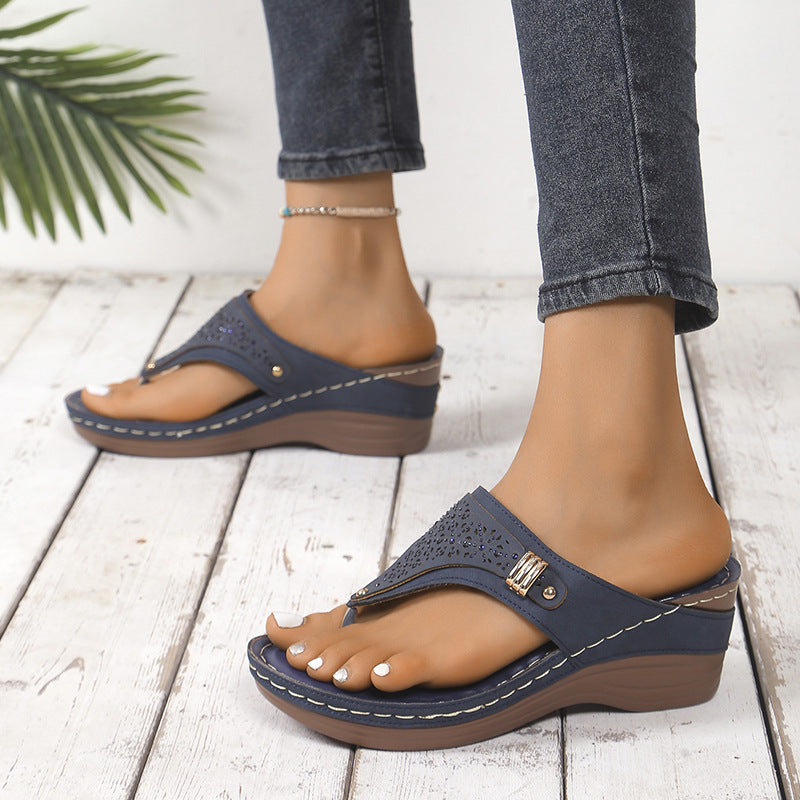 Dame flip-flops med moderne cut-out-design og behagelig wedge-sål Stilla