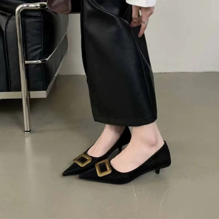 Dame spidse tå Kitten Heel Pumps med dekorative spænde-detaljer Stilla