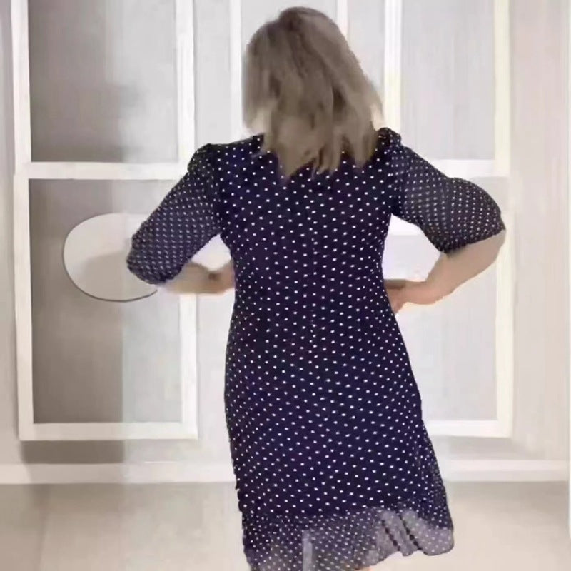 Dame fritidskjole med elegant prikkemønster og feminine flæsedetaljer Stilla