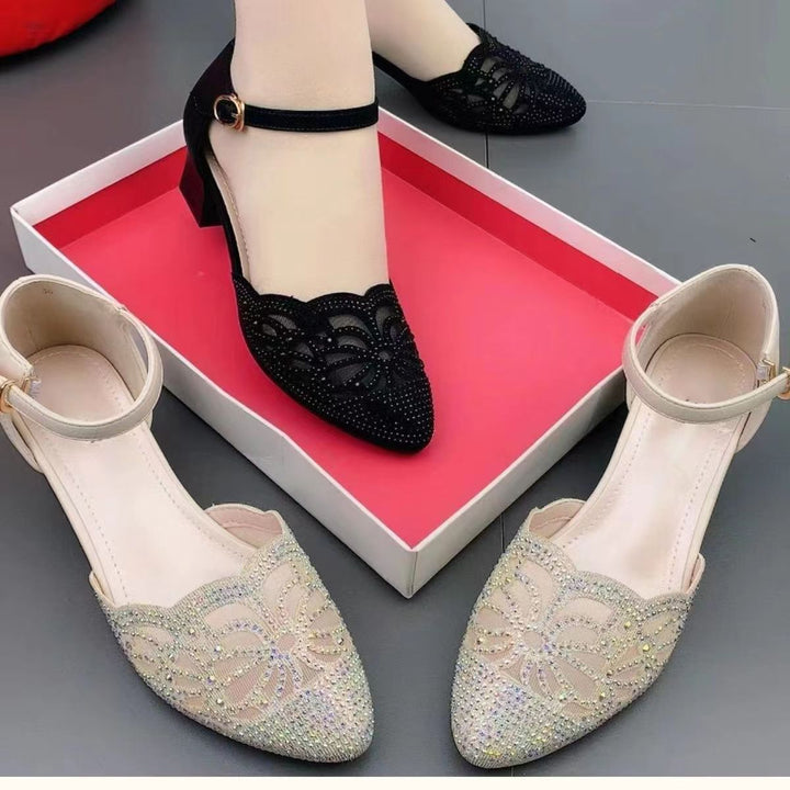 Damer eksklusive pumps med elegant spidsdesign og dekorerede remme Stilla