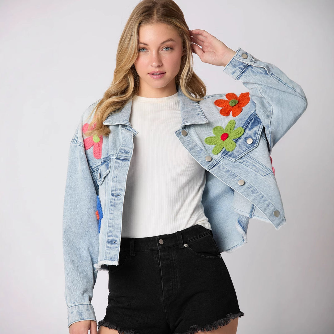 Kvindernes fashionable denimjakke i sporty look med farverigt motiv Stilla