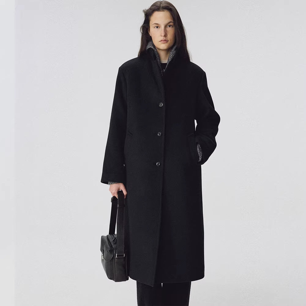 Kvindernes elegante lange frakke med stilfulde revers og påsyede lommer Stilla