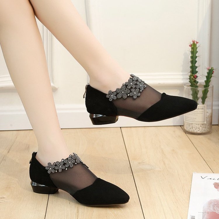 Dame elegante og moderigtige sling-pumps med gennemsigtigt mesh og detaljeret applikation Stilla
