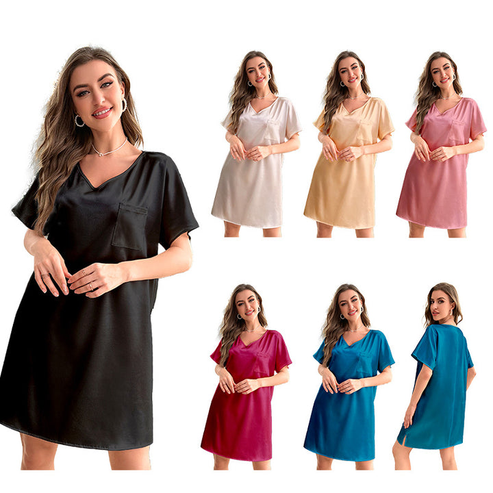 Dame elegant natkjole lavet af let satinlignende materiale med V-hals og brystlomme Stilla