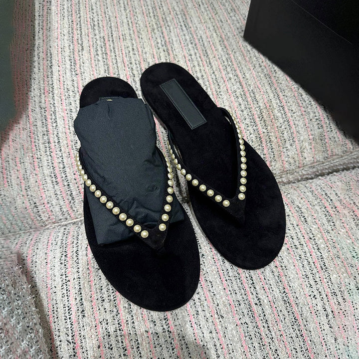 Dame elegante med perler dekoreret flip-flops Stilla