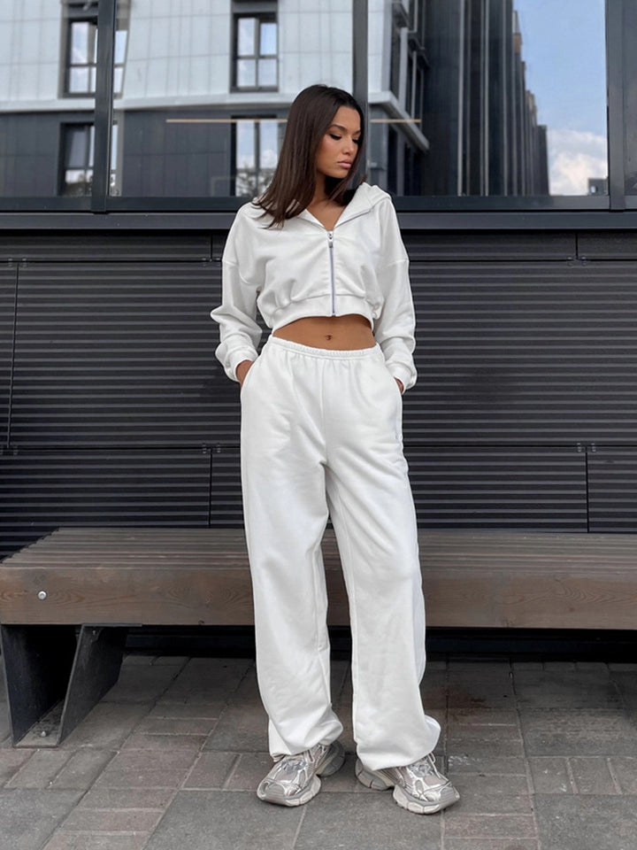 Kvinders sporty loungewear sæt lavet af blødt fleece med moderne cropped design