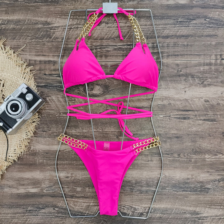 Dame bikini-sæt med moderigtigt kæde-detalje og en usædvanlig skæreføring Stilla
