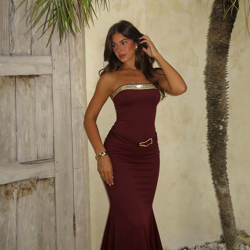 Dame lang maxi kjole med off-shoulder design og elegant metal dekoration Skovae
