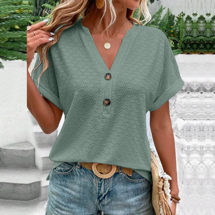Dame løs kortærmet bluse med knapdetalje og struktureret design Stilla