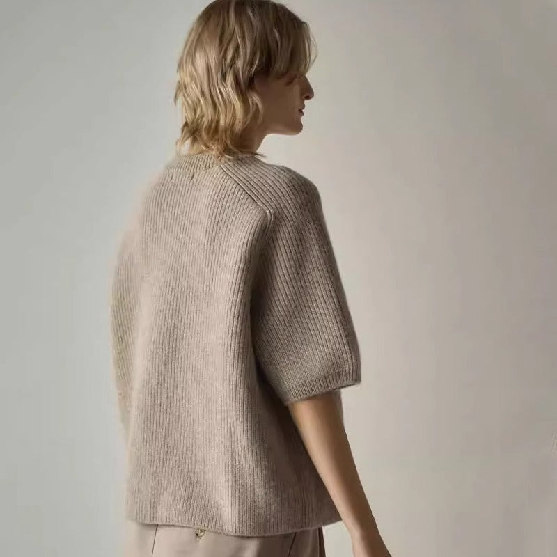 Damenes stilfulde strikket sweater med korte ærmer og blødt materiale Stilla