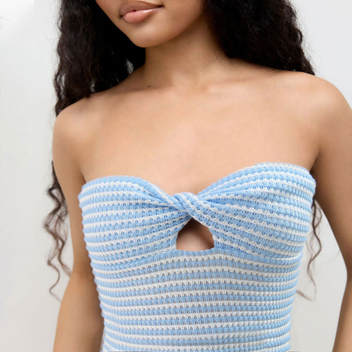 Kvinders crop top med åben ryg og dekorativ slids Stilla