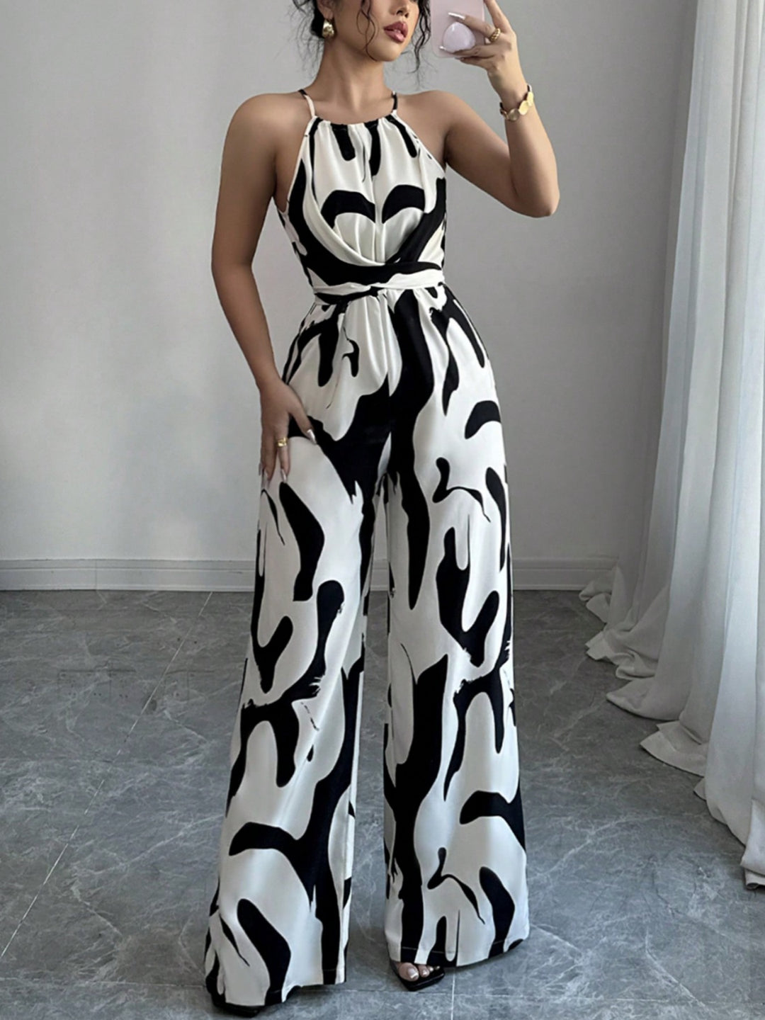 Dame jumpsuit med høj krave og elegant drapering Stilla