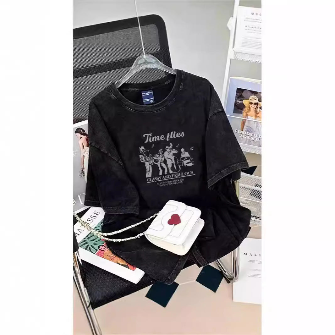 Dame T-shirt i afslappet oversized stil med særligt kreativt grafiktryk Stilla