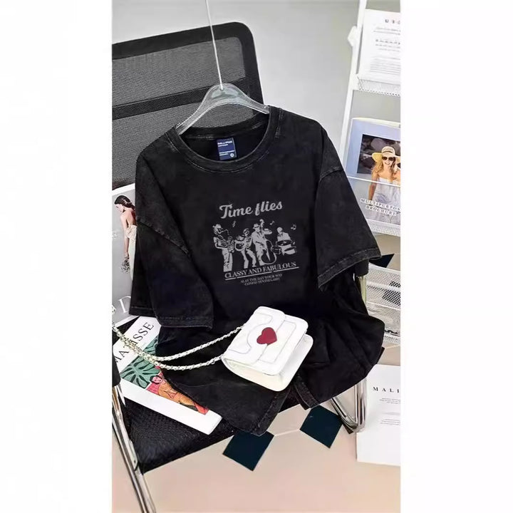 Dame T-shirt i afslappet oversized stil med særligt kreativt grafiktryk Stilla