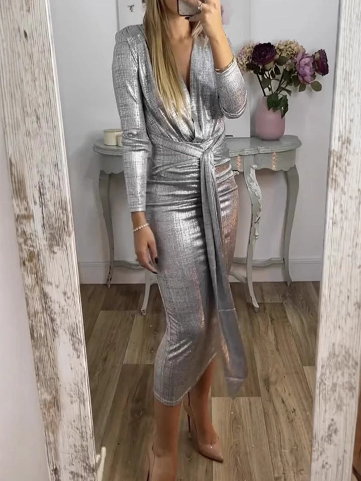 Dame elegant midi-kjole med dyb V-halsudskæring og skinnende materiale Stilla
