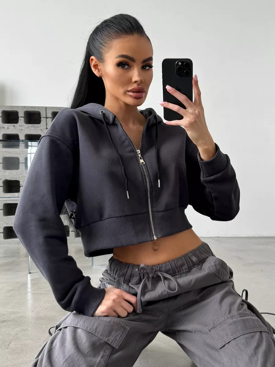 Kvinders cropped hoodie med lynlås og sidelommer Skovae