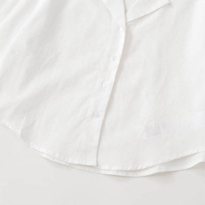 Dame kortærmet bluse med elegant snit og høj kvalitets satin overflade Skovae