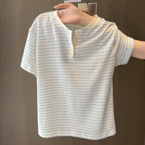 Femme Stribet Kortærmet Henley-T-Shirt med Knapdetalje Stilla