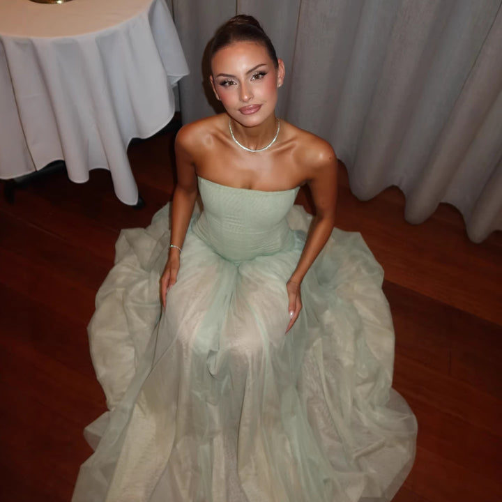 Dame strapless maxikjole med elegant tylskørt og figursyet overdel Skovae