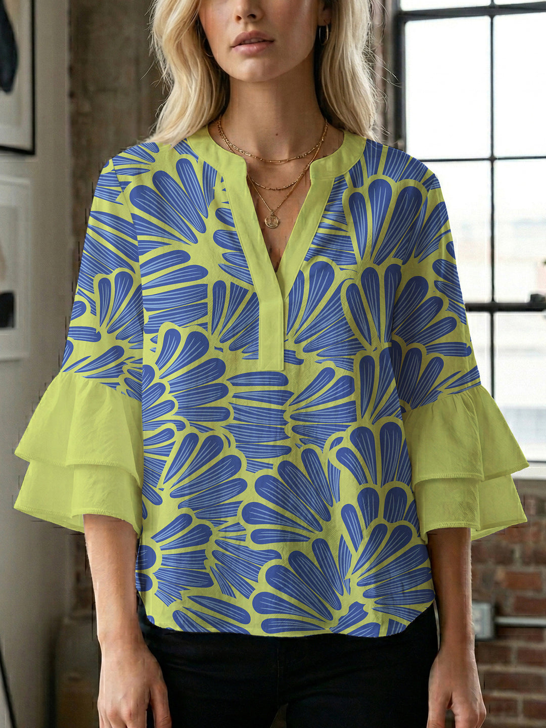 Dame elegant bluser med voluminøse rucheærmer og grafisk blomsterdesign Skovae