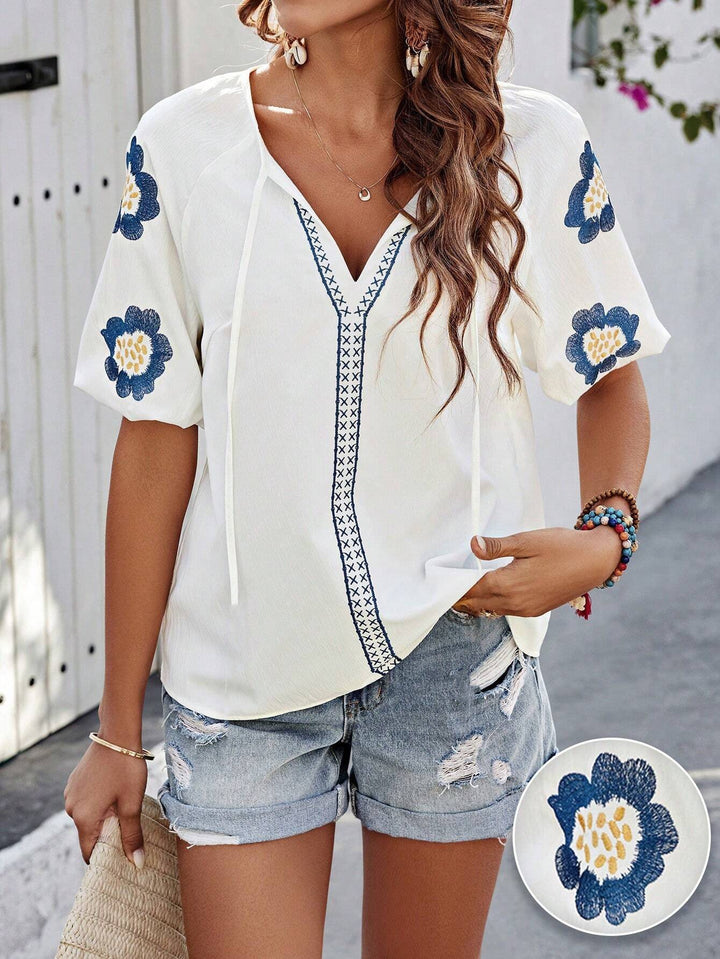 Dame alsidig bluse med florale detaljer Stilla
