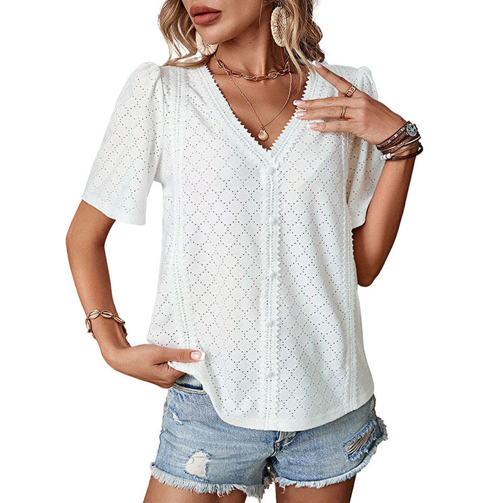 Damebluse med luftig broderi og dekorative knapper Stilla