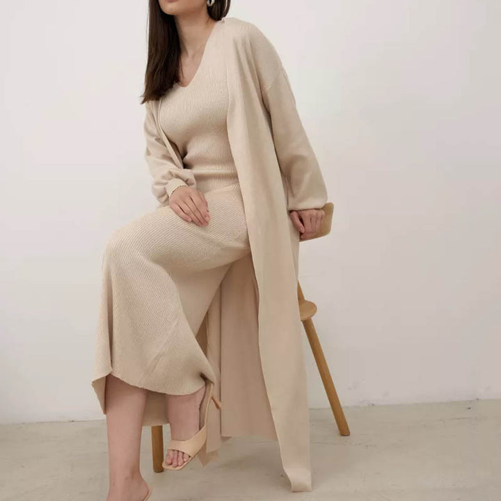 Dame casual maxikjole med elegant strikdesign og matchende cardigan Stilla