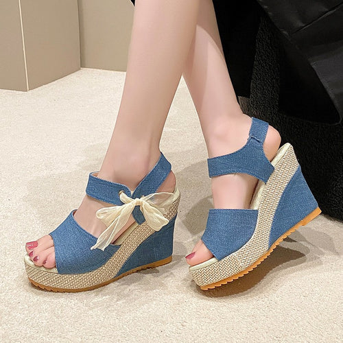 Dame Wedge-sandaler med komfortabel rem og elegant sløjfe-detalje Stilla