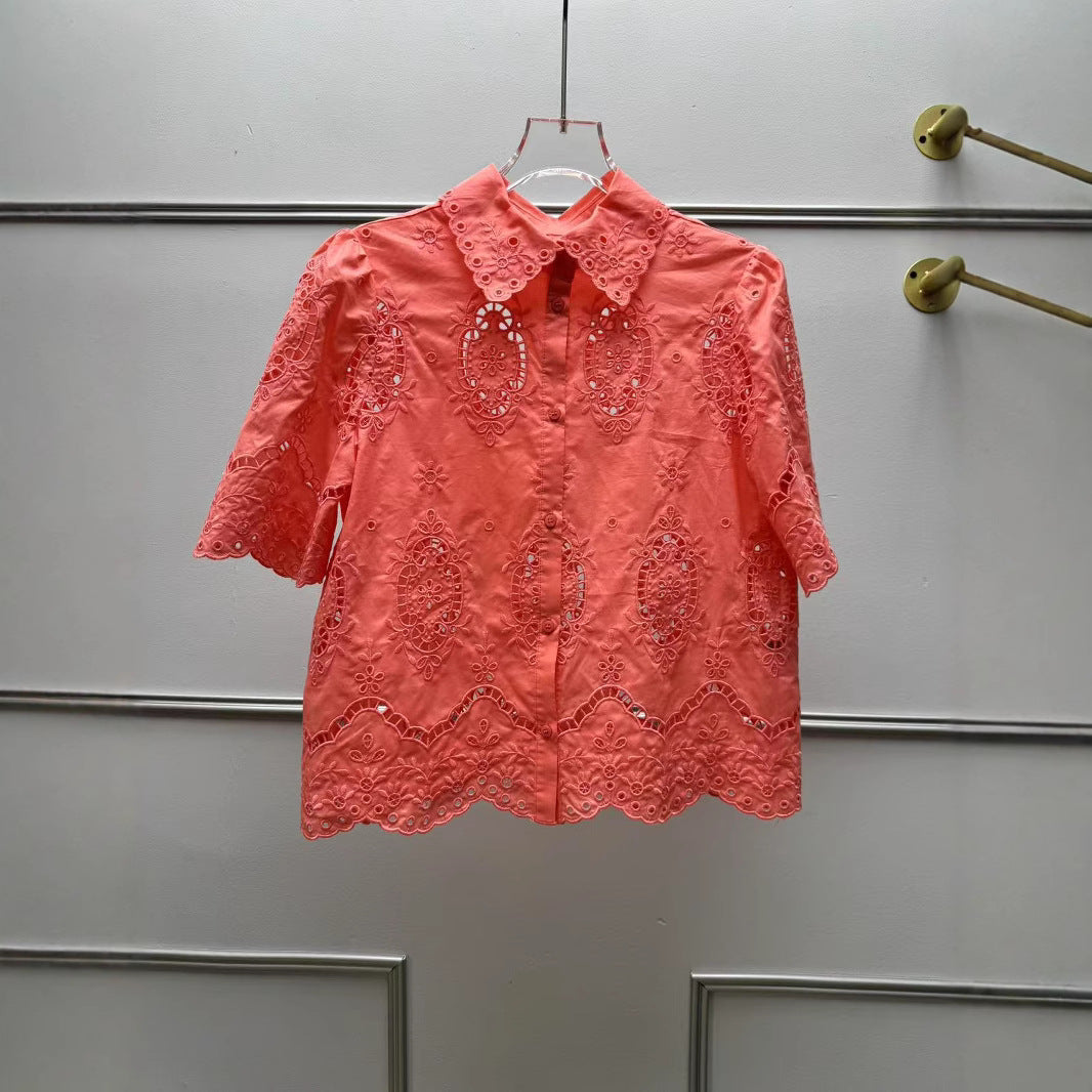 Damebluse med kunstnerisk hulmønster og elegant høj krave Stilla