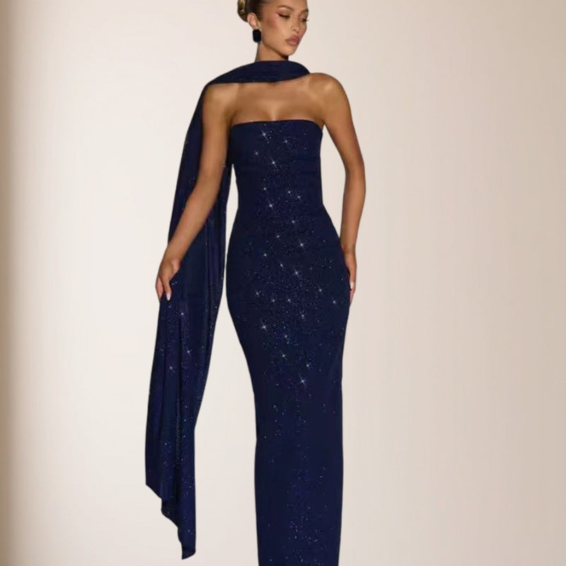 Kvinder elegant aftenkjole med glitrende pailletter og off-shoulder design