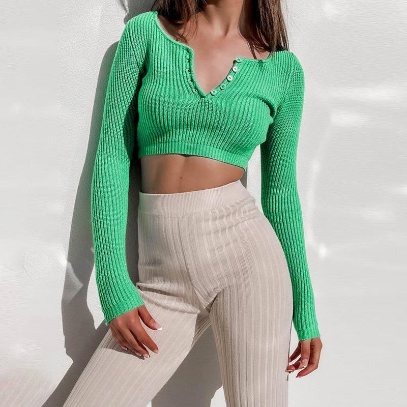 Dame tætsiddende strik-crop-top med dyb V-udskæring og knapliste Skovae