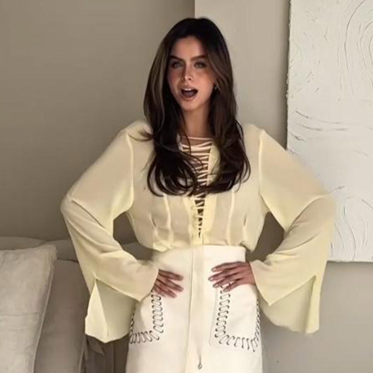 Damebluse med raffinerede snøringsdetaljer og elegant snit Stilla