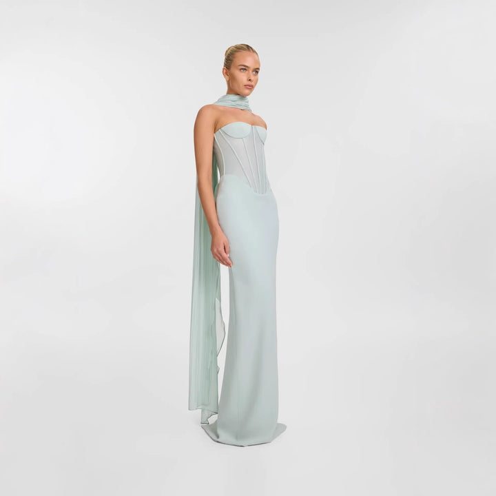 Dame tætsiddende maxikjole med elegant drapering og innovativt rygdesign Skovae