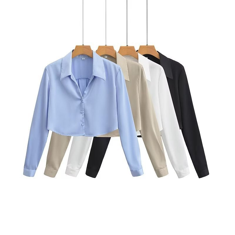 Dame crop-bluse med elegant krave og gennemgående knaplukning Stilla