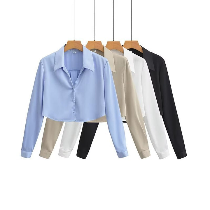 Dame crop-bluse med elegant krave og gennemgående knaplukning Stilla