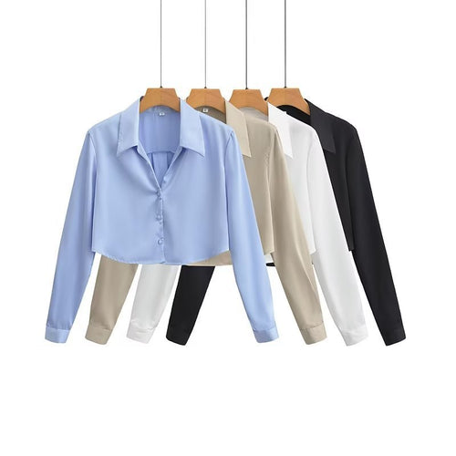 Dame crop-bluse med elegant krave og gennemgående knaplukning Stilla