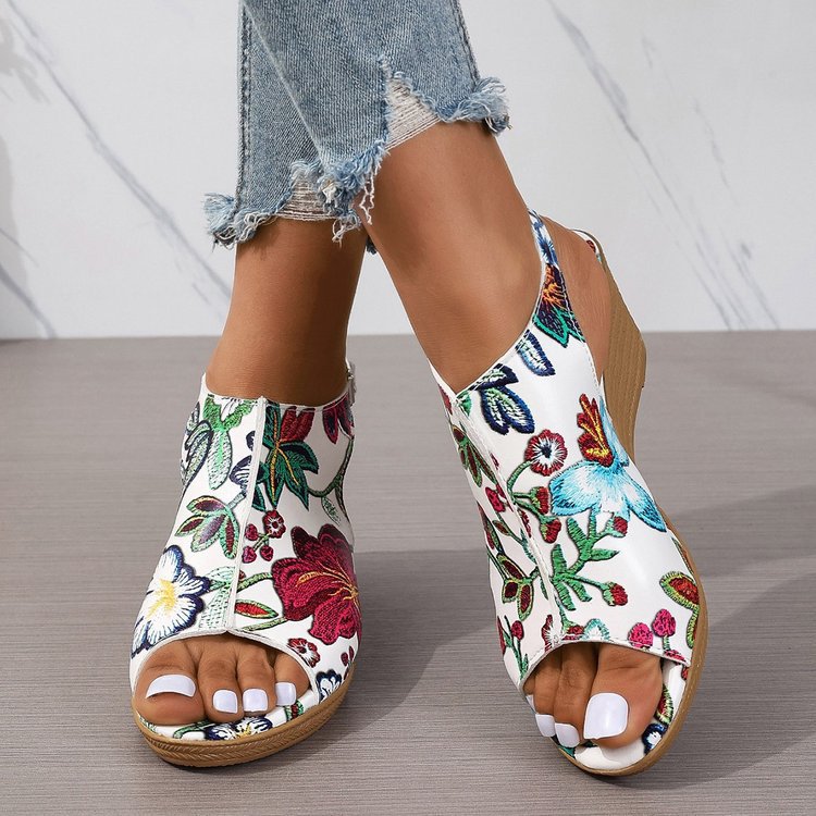 Dame sandaler med floralt spænde og kilehæl Stilla