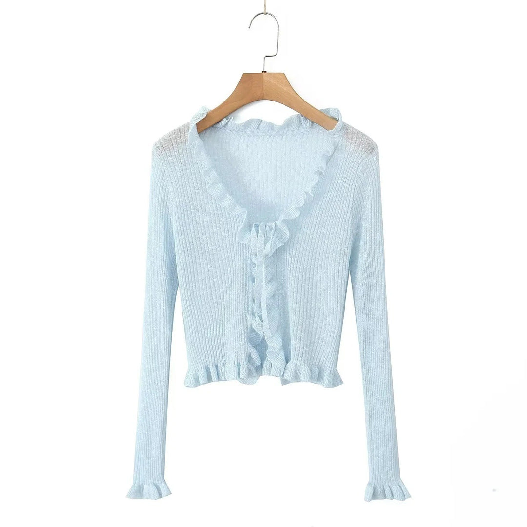 Dame ribstrikjakke med fine ruffles detaljer og afslappet snit Stilla