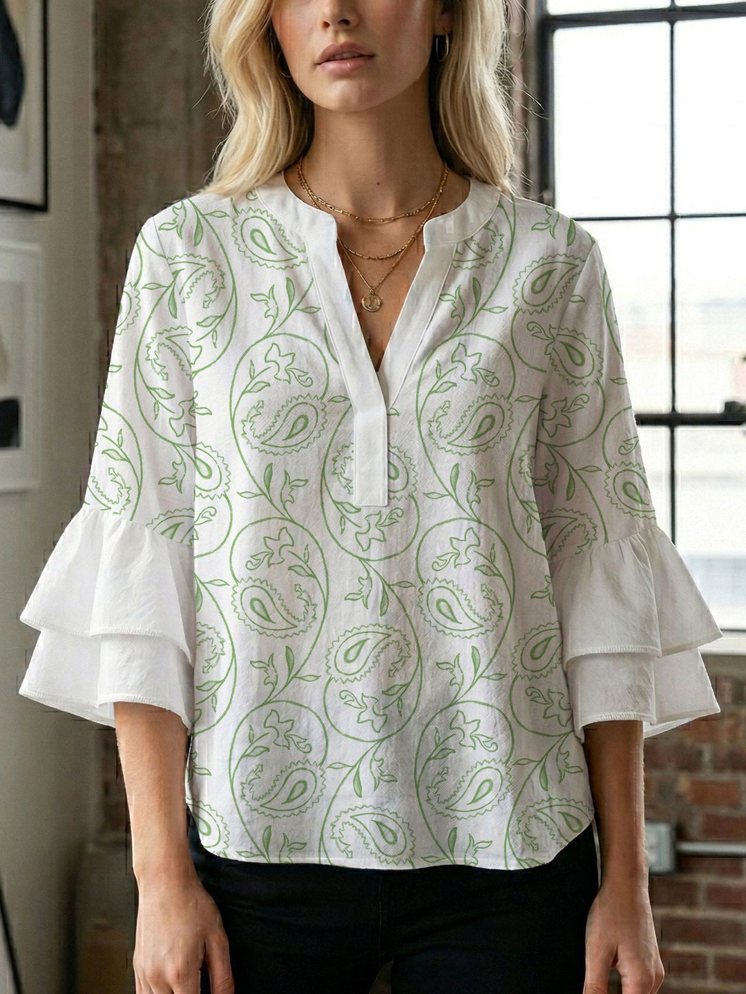 Damebluse med smukt blomstermotiv Skovae