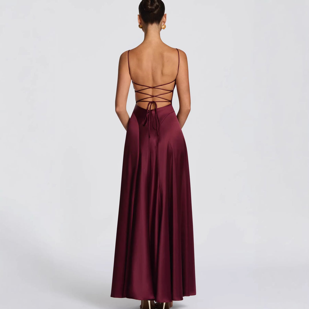 Kvindelig elegant maxi kjole med raffinerede spaghetti stropper og flydende satin Skovae