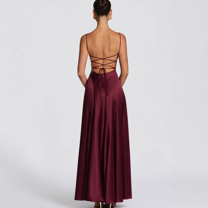 Kvindelig elegant maxi kjole med raffinerede spaghetti stropper og flydende satin Skovae
