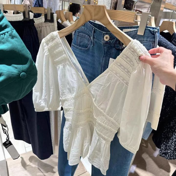 Damebluse med voluminøse ærmer og raffinerede hæklede dekorationer Stilla