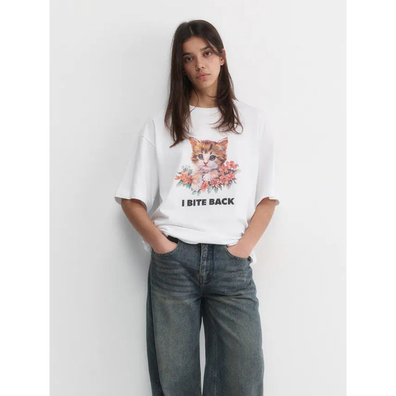 Dame T-shirt med kunstnerisk kattemotiv og inspirerende sætning Stilla