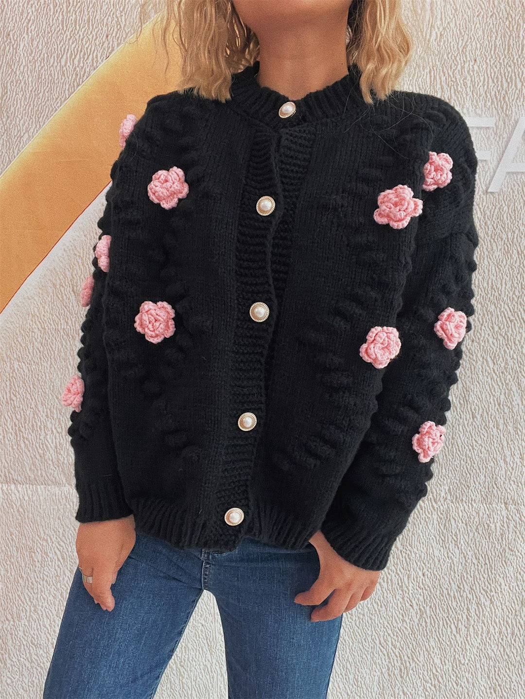 Dame cardigan med blomsterapplikationer og perleknapper Stilla