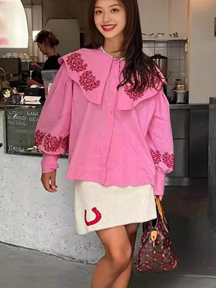 Damebluse med pragtfulde flæsedetaljer og blomstret broderidesign Stilla