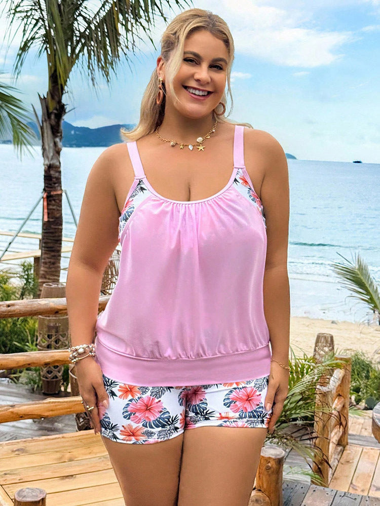 Dame sportligt badeoutfit med blomstrede shorts Skovae