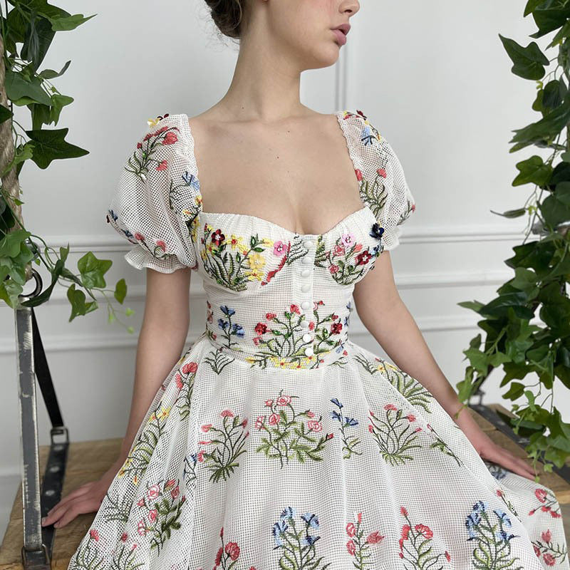 Dame Floral Broderet Maxikjole med Pufærmer og Taljebælte Stilla