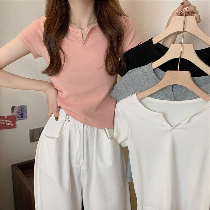 Kvindernes cropped t-shirt med en tætsiddende pasform og moderne detaljer