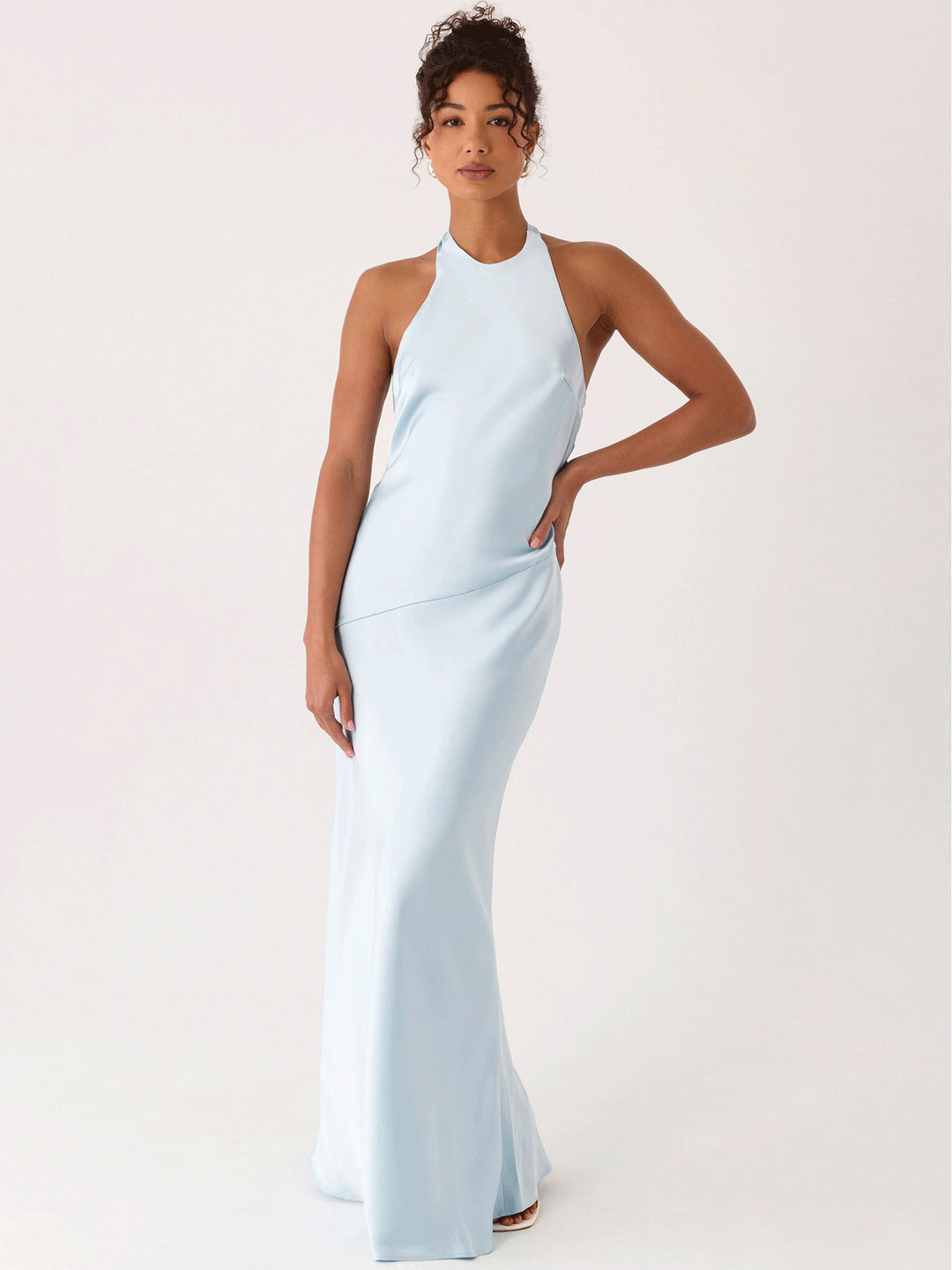 Dame elegante aftenkjoler med elegant halterneck design og flydende stof