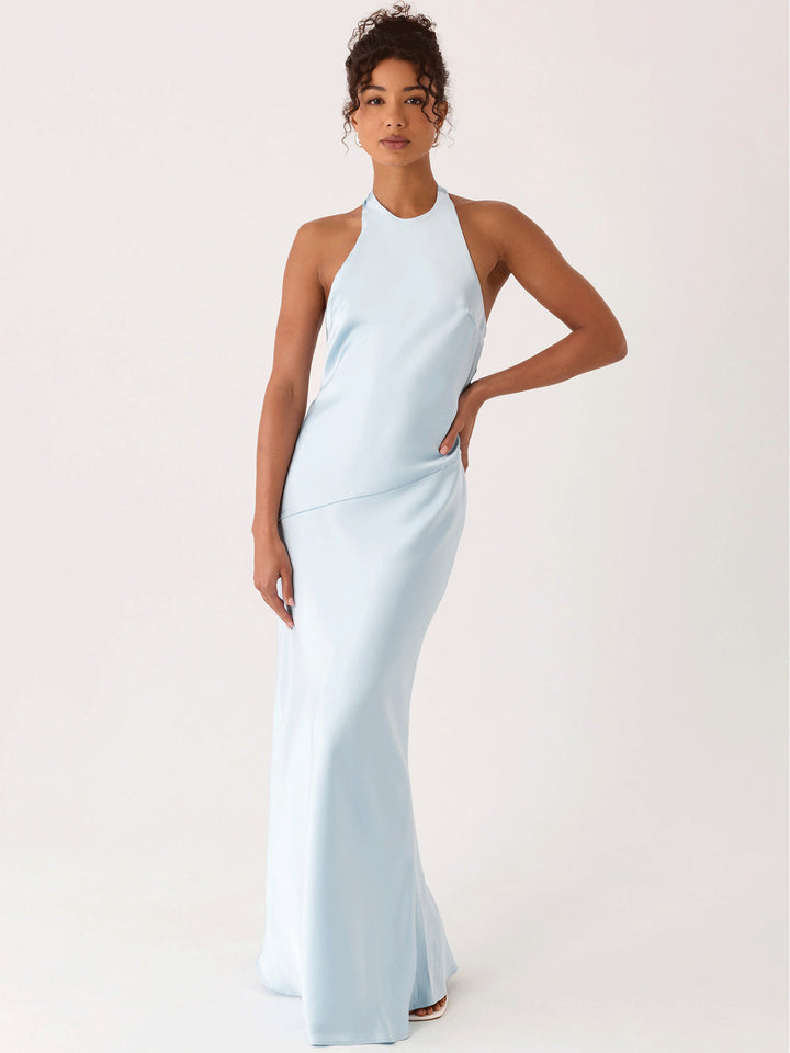 Dame elegante aftenkjoler med elegant halterneck design og flydende stof